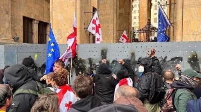 В Тбилиси протестующие снесли металлическое ограждение перед парламентом